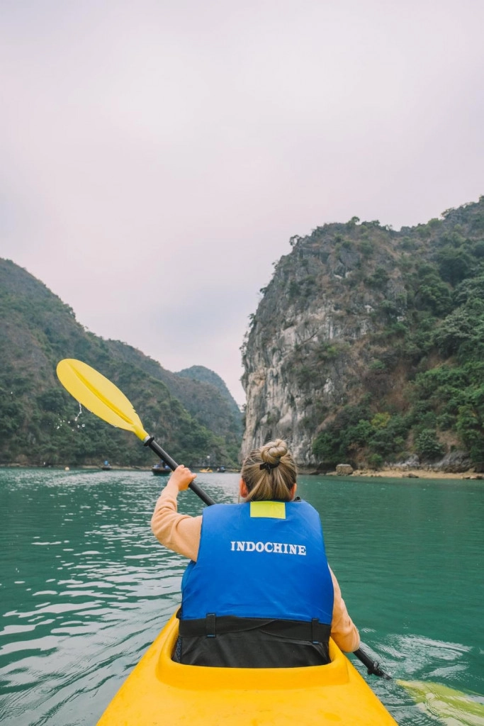 Chèo kayak ở vịnh Hạ Long. Ảnh: @dakota.nthn