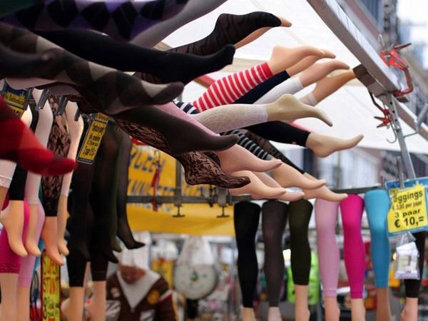 <strong>Amsterdam, Hà Lan: </strong>Legging là phụ kiện không thể thiếu của phụ nữ Hà Lan. Tất dày, dài tới mắt cá chân được mặc cùng váy, chân váy, thậm chí cả quần soóc. Bạn có thể chọn giày thể thao sáng màu. Vào mùa đông, bốt đế bệt là lựa chọn sáng suốt nhất. Vào buổi tối, bạn nên mặc áo khoác nhẹ hoặc blazer cùng quần jeans. Đặc biệt nên có một lớp mặc ngoài chống nước phòng trường hợp thời tiết thay đổi bất thường.