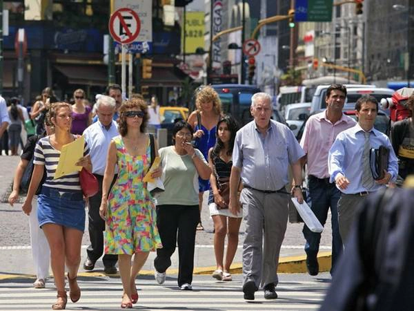 <strong>Buenos Aires, Argentina: </strong>Quần jeans là trang phục được yêu thích khi mát trời. Vào ngày nóng, đàn ông thường mặc quần cotton màu be hoặc quần chino. Phụ nữ mặc váy, áo nhẹ, đi giày slingback, sandal hoặc giày vải. Quần tụt hoặc quần soóc không hề được ưa chuộng ở đây.