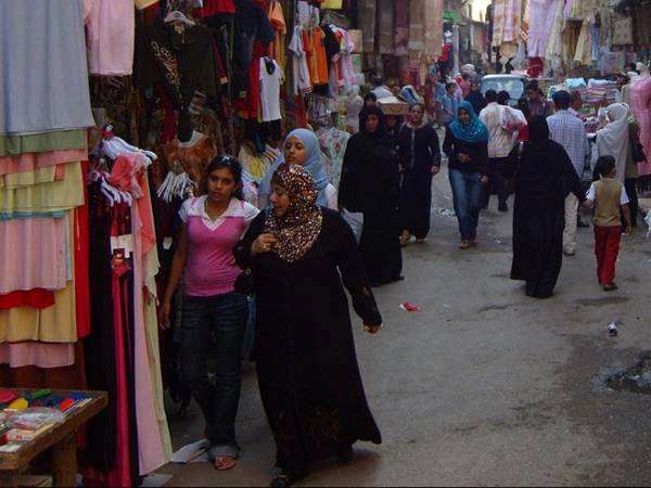 <strong>Cairo, Ai Cập: </strong>Ở Cairo, hầu hết mọi người đều rất bảo thủ trong phong cách ăn mặc. Đàn ông mặc quần âu, áo thun, hiếm khi thấy họ mặc quần soóc, áo ba lỗ hoặc đeo đồ trang sức. Vào mùa hè, phụ nữ mặc quần vải cotton, quần ống rộng chất liệu linen, váy dài quá gối, áo dài tay, còn mùa đông họ mặc quần jeans. Du khách đến đây nên tránh mặc đồ bó sát, cổ trễ hoặc vải xuyên thấu. Do Cairo rất nhiều cát nên mọi người thường đi giày dép thoải mái và hở ngón.