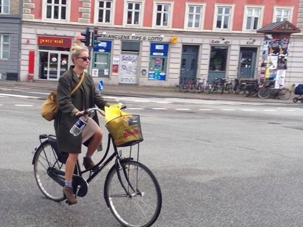 <strong>Copenhagen, Đan Mạch: </strong>Thời trang ở đây lịch sự nhưng đơn giản. Người dân thường đi bộ hoặc đi xe đạp, vì vậy họ thường chọn giày bệt, giày thể thao hoặc ủng thoải mái. Trang phục ưa chuộng là áo rộng, quần skinny. Vào mùa hè, phụ nữ thường mặc váy áo kiểu nữ tính, mang giày như của đàn ông, hoặc mặc quần họa tiết rộng, váy midi. Vào mùa đông ai cũng phải có ít nhất một áo khoác hoặc áo da.