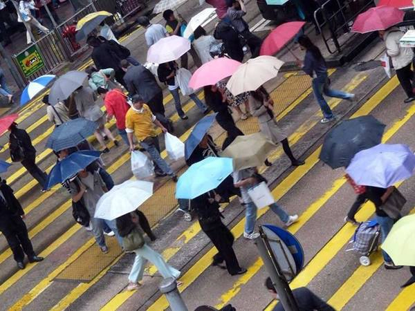 <strong>Hong Kong: </strong>Một trong những phụ kiện được sử dụng nhiều nhất ở xứ cảng thơm là ô. Ai cũng cầm một chiếc ô vào mùa thu hoặc đông, đề phòng những cơn mưa bất chợt, hoặc để tránh nắng vào mùa hè. Các loại giày nhanh khô cũng được ưa chuộng. Phong cách ăn mặc ở Hong Kong khá thoải mái, với giày thể thao và quần jeans. Quần soóc, dép xỏ ngón được dùng khá phổ biến, nhưng đồ quá ngắn hoặc hở hang không được ưa chuộng ở đây. Phụ nữ thường không mặc áo hở ngực hở vai, nhưng váy ngắn vẫn được chấp nhận.