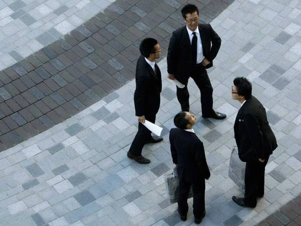 <strong>Tokyo, Nhật Bản: </strong>Thời trang ở Tokyo vô cùng đa dạng, đặc biệt là thời trang đường phố. Khi tới công sở, đàn ông mặc vest màu đen, phụ nữ mặc chân váy, áo sơ mi gọn gàng, đi giày cao gót. Ngoài ra, các trang phục phổ biến gồm áo sơ mi đóng thùng trong quần âu, quần jeans tối màu, giày Converse, Superegos, hoặc Espadrilles. Đàn ông không mặc quần soóc trừ ở bãi biển. Họ thường cạo râu sạch và đầu tóc bóng mượt.