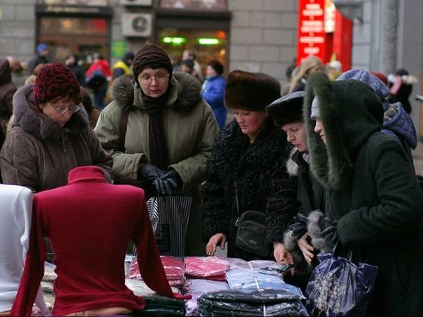 <strong>Moscow, Nga: </strong>Vào mùa xuân hè, phụ nữ thường mặc áo thun, quần jeans. Đàn ông mặc quần jeans, áo sơ mi dài tay. Một chiếc ô và áo khoác nhẹ cũng rất quan trọng vì trời có thể trở lạnh. Vào mùa đông, người Nga chuộng áo khoác lông thú để giữ ấm. Găng tay, khăn quàng, mũ, ủng là những phụ kiện không thể thiếu. Phụ nữ thường đi giày cao gót, còn đàn ông hiếm khi mặc hàng hiệu như Dolce &amp; Gabbana, Versace và Armani hoặc đi giày thể thao.