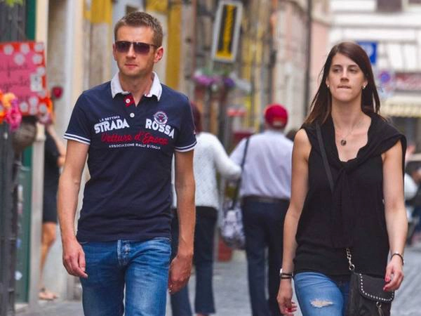 <strong>Rome, Italy: </strong>Áo thun, quần jeans, váy dài đến đầu gối là những trang phục thường thấy. Các loại váy, áo sơ mi, quần âu phải được đặt may. Nhãn hiệu denim được ưa chuộng là Diesel, đặc biệt là màu đen và xanh đậm. Áo khoác denim cũng được nhiều người sử dụng. Màu đen là gam màu chủ đạo cho các loại trang phục, dù là quần, vest, váy hay áo. Người Italy thích sandal da, ủng dài và giày mũi nhọn.
