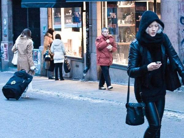 <strong>Stockholm, Thụy Điển: </strong>Thời trang ở đây theo phong cách cổ điển tối giản. Phụ kiện gồm có mũ hoặc kính râm tối màu. Bốt đế bệt được ưa chuộng vào mùa đông, giày bệt cho mùa hè do họ đi bộ rất nhiều. Đàn ông mặc đồ denim tối màu cùng áo thun hoặc áo sơ mi.