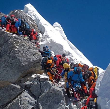 Tình trạng ách tắc diễn ra khi có tới hàng trăm người cùng trèo lên Everest. Ảnh: Subin Thakuri