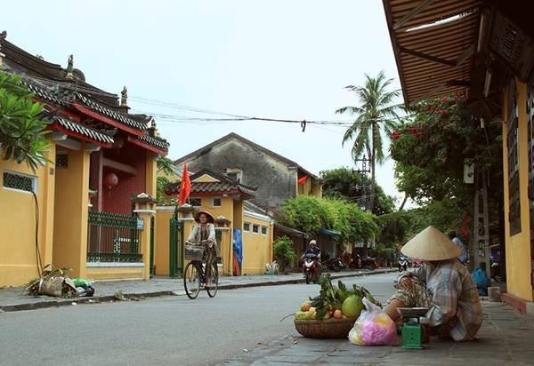 Thức dậy sớm để tìm hiểu hoạt động của người dân địa phương là một cái thú. Con đường vắng vẻ, chỉ ít người dạo bộ hoặc đạp xe thong thả. Ở phố cổ, những ngôi nhà với bức tường vàng sậm đặc trưng luôn có sức quyến rũ lạ kỳ với du khách.