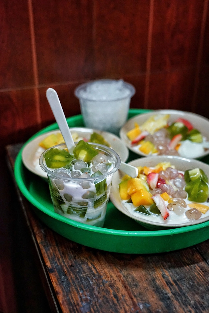 Món "sữa chua thạch lá nếp" tại quán Huyền Vy Café ở khu phố cổ Hà Nội - Ảnh: Chris Schalkx