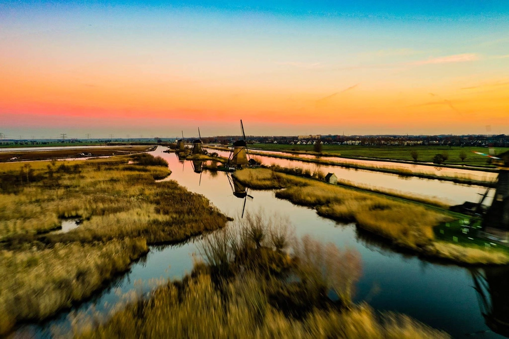 Bạn không thể bỏ qua cối xay gió khi nói về Hà Lan. Làng Kinderdijk và Zaanse Chans là 2 địa điểm sở hữu nhiều cối xay gió làm nên hình ảnh đặc trưng của đất nước này. Từ Rotterdam, du khách có thể đi xe đạp tới làng Kinderdijk để chiêm ngưỡng những chiếc cối khổng lồ.