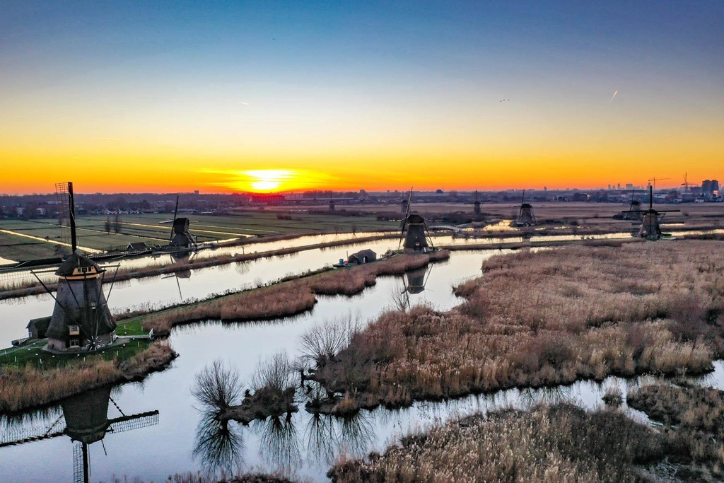 Làng Kinderdijk sở hữu 19 cối xay gió, trải dài khoảng 10 km. Bạn có thể đi bộ, đạp xe đạp, ngắm làng quê châu Âu yên ả trong hoàng hôn, đẹp tựa truyện cổ tích với những cối xay.