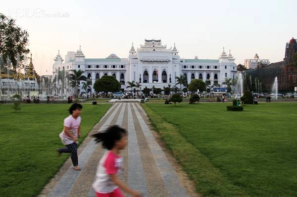 Trẻ em vui đùa, chạy nhảy ở công viên Mahabandula 