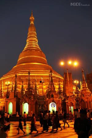 Chùa Shwedagon ở Myanmar còn là  nơi mà người dân tập trung để cầu nguyện, suy nghĩ hoặc thậm chí là trò chuyện với nhau