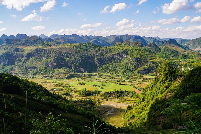 Công viên địa chất toàn cầu Cao Bằng vừa được UNESCO công nhận bao gồm 6 huyện Hà Quảng, Trà Lĩnh, Quảng Uyên, Trùng Khánh, Hạ Lang, Phục Hòa và một phần diện tích các huyện Hòa An, Nguyên Bình và Thạch An, có diện tích trên 3.000 km2. Để trải nghiệm công viên, ban quản lý công viên đã xây dựng 3 tuyến với 3 chủ đề khác nhau. “Khám phá Phia Oắc - ngọn núi của những đổi thay” là tên gọi của tuyến du lịch cụm phía Tây, tập trung ở huyện Nguyên Bình. Trên ảnh là thung lũng treo Nậm Kép, huyện Nguyên Bình. Ảnh: Xuân Trường. Công viên địa chất toàn cầu Cao Bằng vừa được UNESCO công nhận bao gồm 6 huyện Hà Quảng, Trà Lĩnh, Quảng Uyên, Trùng Khánh, Hạ Lang, Phục Hòa và một phần diện tích các huyện Hòa An, Nguyên Bình và Thạch An, có diện tích trên 3.000 km2. Để trải nghiệm công viên, ban quản lý công viên đã xây dựng 3 tuyến với 3 chủ đề khác nhau. “Khám phá Phia Oắc - ngọn núi của những đổi thay” là tên gọi của tuyến du lịch cụm phía Tây, tập trung ở huyện Nguyên Bình. Trên ảnh là thung lũng treo Nậm Kép, huyện Nguyên Bình. Ảnh: Xuân Trường.
