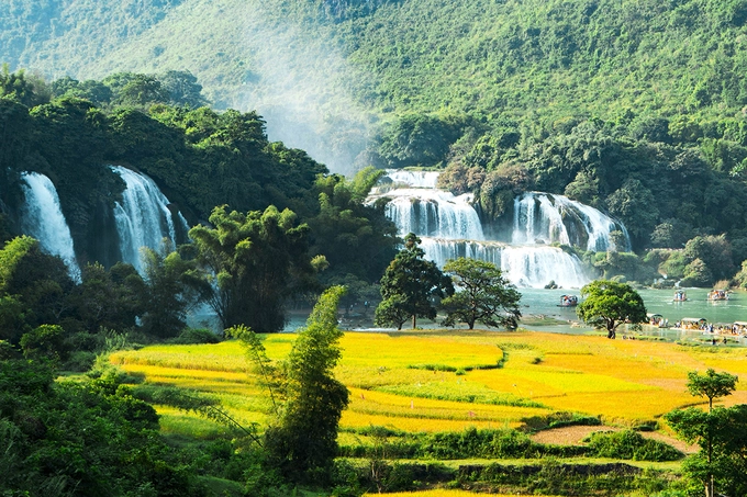 Thác Bản Giốc ở xã Đàm Thủy, huyện Trùng Khánh, được mệnh danh là thác lớn và đẹp thứ tư thế giới, trong số các thác nước ở biên giới giữa các quốc gia. Cảnh quan quanh thác là địa hình karst dạng cụm đỉnh - lũng trên bề mặt san bằng 400-600m với thảm phủ thực vật dày. Thác cao 3 tầng, gồm có thác phụ và thác chính. Thác phụ nằm trong địa phận Việt Nam, dài 150 m gồm một tầng cao khoảng 30 m. Thác chính nằm giữa biên giới Việt - Trung dài khoảng 50 m. Ảnh: Xuân Trường. Thác Bản Giốc ở xã Đàm Thủy, huyện Trùng Khánh, được mệnh danh là thác lớn và đẹp thứ tư thế giới, trong số các thác nước ở biên giới giữa các quốc gia. Cảnh quan quanh thác là địa hình karst dạng cụm đỉnh - lũng trên bề mặt san bằng 400-600m với thảm phủ thực vật dày. Thác cao 3 tầng, gồm có thác phụ và thác chính. Thác phụ nằm trong địa phận Việt Nam, dài 150 m gồm một tầng cao khoảng 30 m. Thác chính nằm giữa biên giới Việt - Trung dài khoảng 50 m. Ảnh: Xuân Trường.