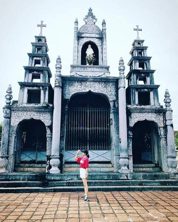 Nhà thờ được xây dựng toàn bằng đá và gỗ. Nhà thờ được xây dựng toàn bằng đá và gỗ.