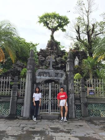 Cây mọc cao trên các tảng đá lớn là điều đặc biệt mà khó nơi nào có được. Cây mọc cao trên các tảng đá lớn là điều đặc biệt mà khó nơi nào có được.