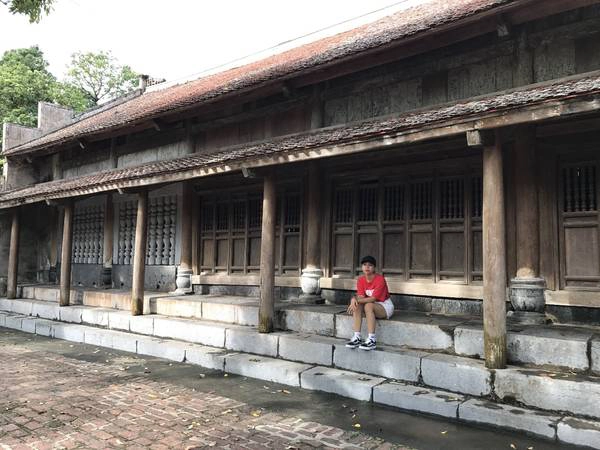 Gỗ dùng để xây dựng có cả gỗ lim giá trị nên dù trải qua năm tháng nơi đây vẫn cổ kính và chắc chắn. Gỗ dùng để xây dựng có cả gỗ lim giá trị nên dù trải qua năm tháng nơi đây vẫn cổ kính và chắc chắn.
