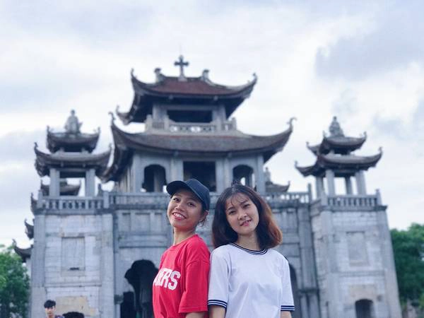 Tầng thứ hai của Phương Ðình treo một trống lớn. Tầng ba treo một quả chuông cao 1,4m, đường kính 1,1m, nặng gần 2000 kg, quả chuông lớn ở Phương Ðình được đúc vào năm 1890. Tầng thứ hai của Phương Ðình treo một trống lớn. Tầng ba treo một quả chuông cao 1,4m, đường kính 1,1m, nặng gần 2000 kg, quả chuông lớn ở Phương Ðình được đúc vào năm 1890.
