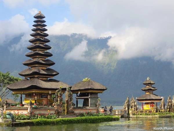 Đền nước Ulun Danu trên mặt hồ Beratan ở đảo Bali. Đền nước Ulun Danu trên mặt hồ Beratan ở đảo Bali.