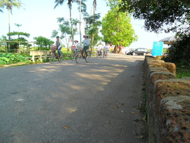 Nét độc đáo của làng cổ Đường Lâm ẩn chứa ngay trong những điều bình dị, đó là những bức tường đá ong rêu phong, là những con đường gạch, những di tích cổ kính hằn vết thời gian... Ảnh: Đinh Luyện Nét độc đáo của làng cổ Đường Lâm ẩn chứa ngay trong những điều bình dị, đó là những bức tường đá ong rêu phong, là những con đường gạch, những di tích cổ kính hằn vết thời gian... Ảnh: Đinh Luyện