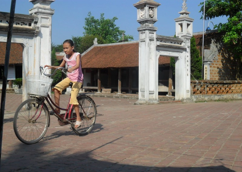 Ở ngôi làng cổ này, có thể dễ dàng thấy được những dấu tích của đá ong. Ảnh: Đinh Luyện Ở ngôi làng cổ này, có thể dễ dàng thấy được những dấu tích của đá ong. Ảnh: Đinh Luyện