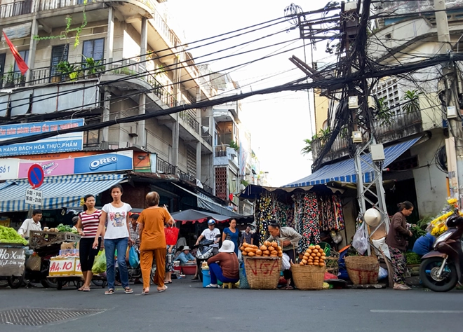 Những ổ bánh mì vàng giòn là bữa sáng quen thuộc của người Sài Gòn.