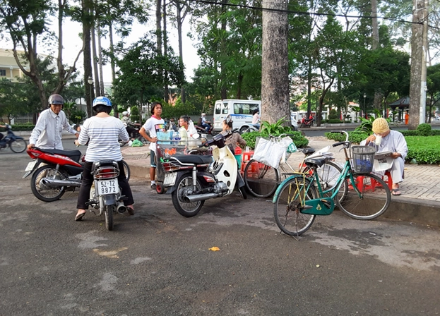 Từ 7h, các hàng quán cà phê vỉa hè bắt đầu đông hơn. Nhiều người gặp nhau cà kê trước khi bắt đầu một ngày làm việc mới. Những quán cà phê bệt dần trở thành thú vui mỗi sáng của dân Sài thành.