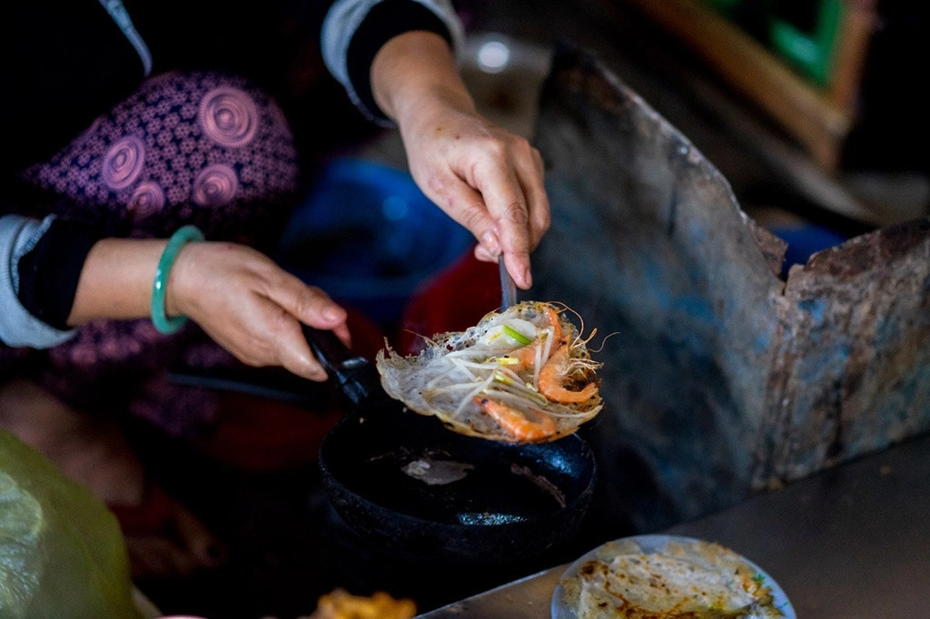 Bánh khoái tôm, mực. Ảnh: Báo Thanh niên.