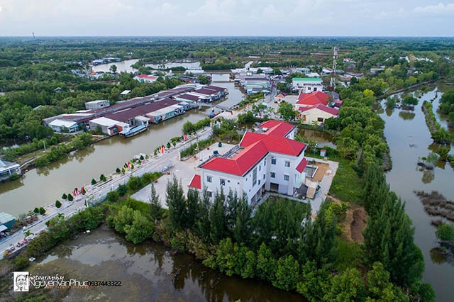 Vẻ đẹp của những ngôi nhà nằm giữa bốn bề nước nổi khiến cho du khách rất thích thú. Vẻ đẹp của những ngôi nhà nằm giữa bốn bề nước nổi khiến cho du khách rất thích thú.