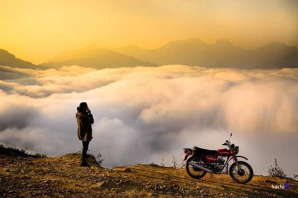 Phần thưởng của hành trình tìm tới Ngải Thầu là những phút giây thư thái trên sóng mây trập trùng trong nắng bình minh. Phần thưởng của hành trình tìm tới Ngải Thầu là những phút giây thư thái trên sóng mây trập trùng trong nắng bình minh.