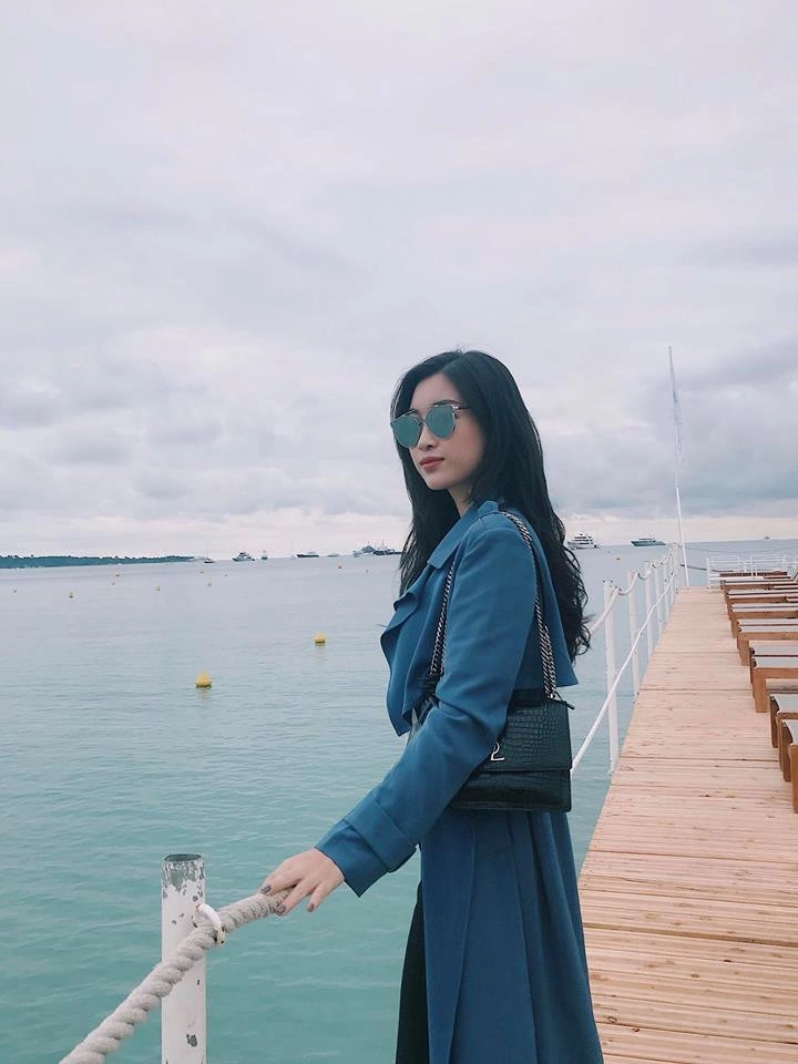 Không chỉ gây chú ý với Liên hoan phim Cannes danh giá, thành phố Cannes (Pháp) còn được coi là thiên đường của các khách sạn và nhà hàng xa hoa. Nơi đây có đường bờ biển dài hơn 9 km, cũng là nơi thường xuyên diễn ra các cuộc họp cấp cao trên thế giới. Hoa hậu Đỗ Mỹ Linh đã tranh thủ dậy sớm ngay sau ngày diễn ra sự kiện, đi ngắm biển ở thành phố thịnh vượng bậc nhất đất Pháp này. Không chỉ gây chú ý với Liên hoan phim Cannes danh giá, thành phố Cannes (Pháp) còn được coi là thiên đường của các khách sạn và nhà hàng xa hoa. Nơi đây có đường bờ biển dài hơn 9 km, cũng là nơi thường xuyên diễn ra các cuộc họp cấp cao trên thế giới. Hoa hậu Đỗ Mỹ Linh đã tranh thủ dậy sớm ngay sau ngày diễn ra sự kiện, đi ngắm biển ở thành phố thịnh vượng bậc nhất đất Pháp này.