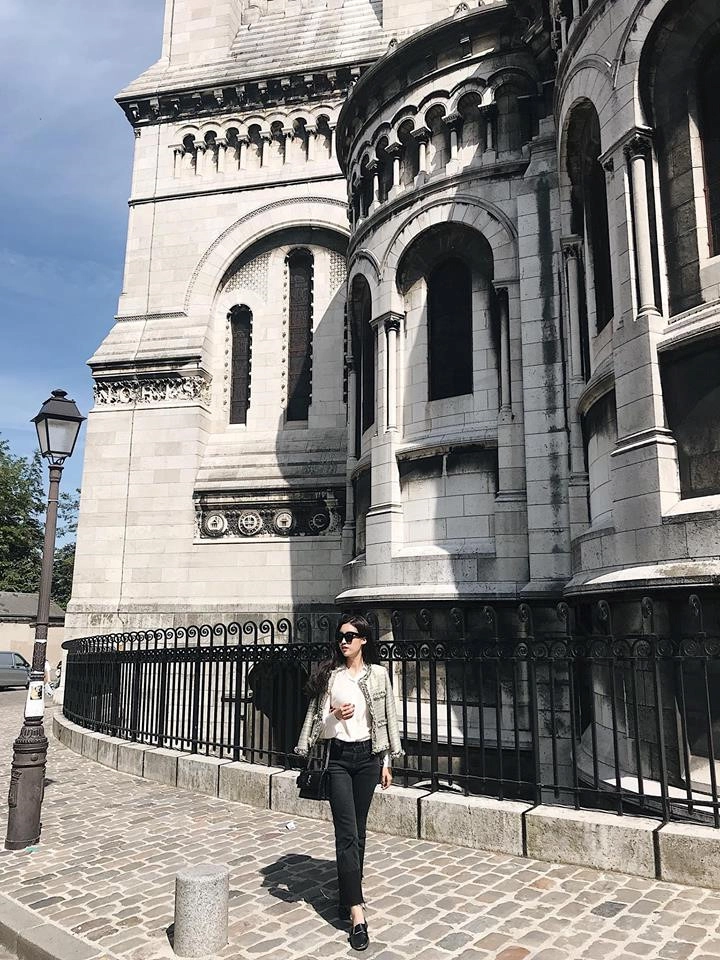 Rời Cannes, Đỗ Mỹ Linh ghé thăm đại lộ Champs Elysees tại Paris. Là đại lộ nối hai quảng trường Concorode và Etoile, Champs Elysees là một trong những điểm thu hút du khách nhất của Paris với nhiều cửa hàng, quán cà phê, rạp chiếu phim nổi tiếng. Rời Cannes, Đỗ Mỹ Linh ghé thăm đại lộ Champs Elysees tại Paris. Là đại lộ nối hai quảng trường Concorode và Etoile, Champs Elysees là một trong những điểm thu hút du khách nhất của Paris với nhiều cửa hàng, quán cà phê, rạp chiếu phim nổi tiếng.
