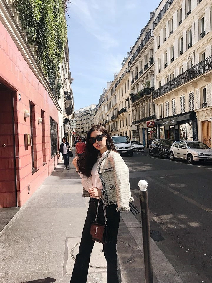 Một số hình ảnh check-in của Đỗ Mỹ Linh tại Paris. Chia sẻ trên trang cá nhân, Hoa hậu rất vui khi được bạn đưa đi tham quan khắp ngõ ngách của thành phố. Một số hình ảnh check-in của Đỗ Mỹ Linh tại Paris. Chia sẻ trên trang cá nhân, Hoa hậu rất vui khi được bạn đưa đi tham quan khắp ngõ ngách của thành phố.