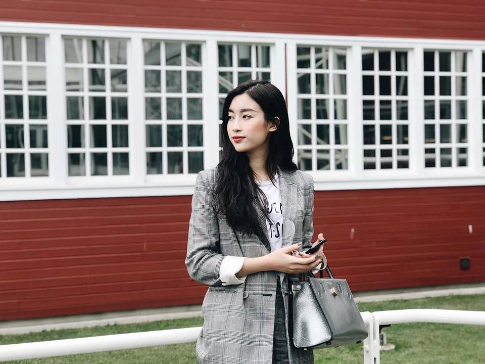 Di chuyển đến Mỹ, người đẹp đã có một khoảng thời gian ngắn ghé thăm Seattle, thành phố cảng biển tọa lạc vùng tây bắc Thái Bình Dương của đất nước này. Di chuyển đến Mỹ, người đẹp đã có một khoảng thời gian ngắn ghé thăm Seattle, thành phố cảng biển tọa lạc vùng tây bắc Thái Bình Dương của đất nước này.
