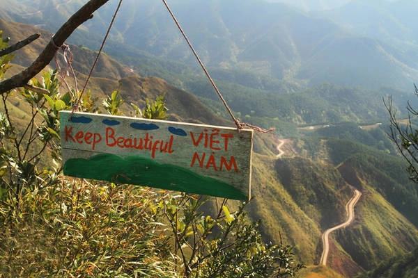 Một du khách nào đó đã treo tấm bảng này trên lối đi, khiến cung đường thêm đáng yêu hơn. Một du khách nào đó đã treo tấm bảng này trên lối đi, khiến cung đường thêm đáng yêu hơn.