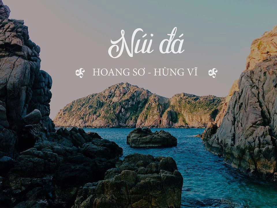 Từ trong vịnh nhìn ra biển thật yên bình, bởi bốn bề đều được che chắn bởi những dãy núi dài. Từ trong vịnh nhìn ra biển thật yên bình, bởi bốn bề đều được che chắn bởi những dãy núi dài.
