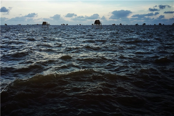 Ở Đồng Châu bạn sẽ không được ngắm cảnh hoàng hôn trên biển, nhưng bù lại khi thủy triều lên cao ngập bãi ngao, bạn sẽ cảm nhận được sự thanh bình hoang sơ của thiên nhiên con người nơi đây