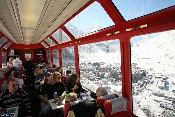 Tàu Glacier Express ở Thụy Sĩ cho phép du khách có thể thưởng ngoạn cảnh quan hùng vĩ của dãy Alps. Tàu Glacier Express ở Thụy Sĩ cho phép du khách có thể thưởng ngoạn cảnh quan hùng vĩ của dãy Alps.