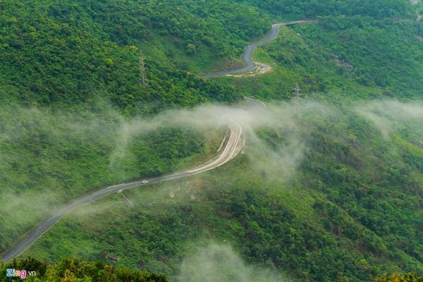 Trong khi đó, hướng mắt về phía Thừa Thiên - Huế, du khách sẽ thấy con đường ngoằn ngèo ở lưng chừng núi. Phía xa là những khóm mây bay lượn trên những ngọn cây.