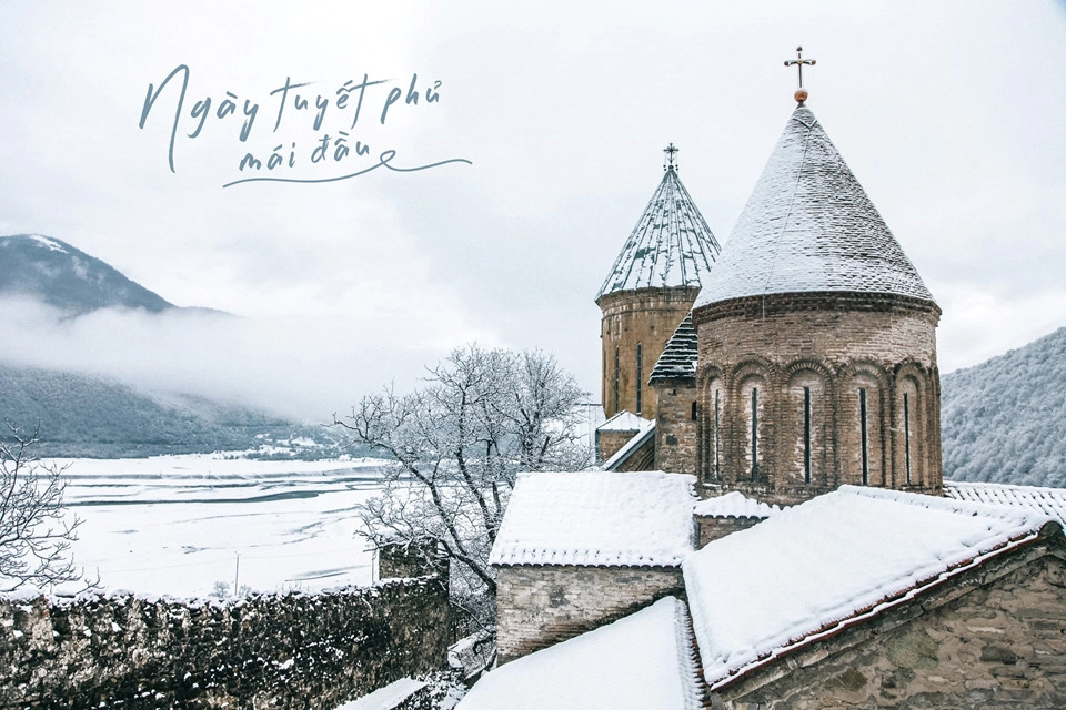 Nằm giữa Nga và Thổ Nhĩ Kỳ, cũng là điểm nối Đông Âu và Tây Á, Georgia có nền văn hóa pha trộn đặc sắc. Trong thời kỳ cổ đại, một vài vương quốc độc lập đã được hình thành trên lãnh thổ Georgia hiện nay. Đất nước này cũng phải trải qua thời gian khó khăn với những xung đột nội bộ, các cuộc chiến ly khai, khủng hoảng kinh tế. Cho đến nay, Georgia vẫn có những tranh chấp về lãnh thổ với Nga. Nằm giữa Nga và Thổ Nhĩ Kỳ, cũng là điểm nối Đông Âu và Tây Á, Georgia có nền văn hóa pha trộn đặc sắc. Trong thời kỳ cổ đại, một vài vương quốc độc lập đã được hình thành trên lãnh thổ Georgia hiện nay. Đất nước này cũng phải trải qua thời gian khó khăn với những xung đột nội bộ, các cuộc chiến ly khai, khủng hoảng kinh tế. Cho đến nay, Georgia vẫn có những tranh chấp về lãnh thổ với Nga.