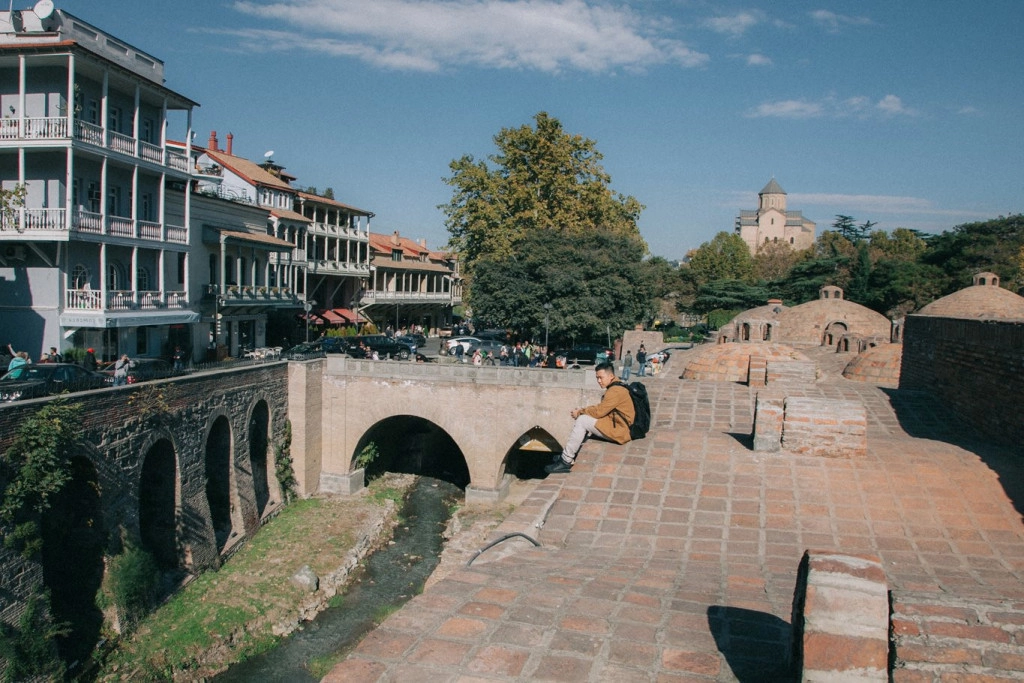 Có rất nhiều địa điểm để bạn quan sát Tbilisi từ trên cao như pháo đài, nhà thờ, cáp treo, cáp truyền hình… Thêm vào đó, Tbilisi gần như thoát khỏi xu hướng toàn cầu hóa, số nhà cao tầng tại đây chỉ đếm trên đầu ngón tay, số cửa hàng ăn nhanh cũng rất ít. Có rất nhiều địa điểm để bạn quan sát Tbilisi từ trên cao như pháo đài, nhà thờ, cáp treo, cáp truyền hình… Thêm vào đó, Tbilisi gần như thoát khỏi xu hướng toàn cầu hóa, số nhà cao tầng tại đây chỉ đếm trên đầu ngón tay, số cửa hàng ăn nhanh cũng rất ít.