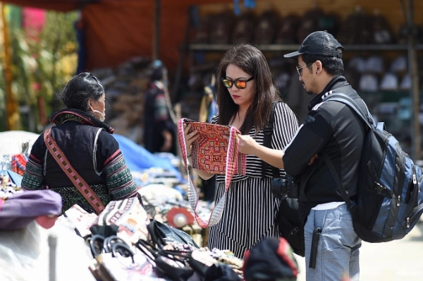 Ngoài ra, du khách có cơ hội tham gia phiên chợ vùng cao với những vuông thổ cẩm được dệt khéo léo bởi người con gái bản, những đặc sản của núi rừng Tây Bắc từ hoa chuối tới na rừng…