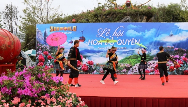 Rời khỏi cáp treo về ga đến, du khách lại thấy đỗ quyên rực rỡ, len lỏi trong tiếng khèn điệu múa H’Mong tại khuôn viên lễ hội.