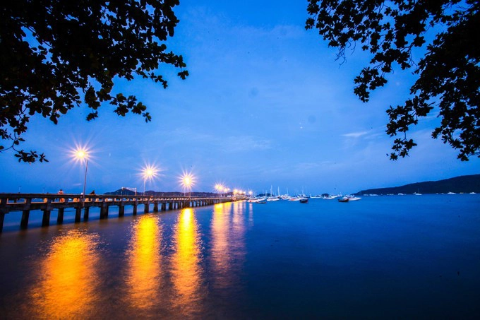 Chiều tối, du khách có thể dùng bữa tối bên bãi biển Nai Harn với không gian đẹp, nhìn thẳng ra bến thuyền. Chiều tối, du khách có thể dùng bữa tối bên bãi biển Nai Harn với không gian đẹp, nhìn thẳng ra bến thuyền.