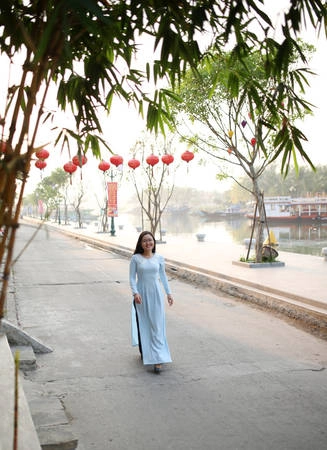Đến với phố Hội, hãy thức dậy thật sớm, bước xuống phố để ngắm bình minh, đi bộ một mình trên phố để tận hưởng không khí ban mai, thả lỏng người đón lấy sự bình yên trước khi phố thị bắt đầu nhộn nhịp. Cảm giác ấy sẽ khiến bạn nhớ mãi, nhớ rất lâu đấy. Ảnh: Minh Châu Đến với phố Hội, hãy thức dậy thật sớm, bước xuống phố để ngắm bình minh, đi bộ một mình trên phố để tận hưởng không khí ban mai, thả lỏng người đón lấy sự bình yên trước khi phố thị bắt đầu nhộn nhịp. Cảm giác ấy sẽ khiến bạn nhớ mãi, nhớ rất lâu đấy. Ảnh: Minh Châu