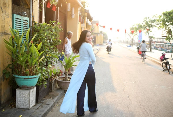 Nhịp sống ở Phố cổ Hội An chậm rãi, nhẹ nhàng mà sâu lắng. Buổi sớm ở đây càng cho thấy rõ hơn điều đó. Những con đường, những góc phố trầm mặc như ngủ quên cùng thời gian, và không gian trong lành đến tinh khiết. Ảnh: Minh Châu Nhịp sống ở Phố cổ Hội An chậm rãi, nhẹ nhàng mà sâu lắng. Buổi sớm ở đây càng cho thấy rõ hơn điều đó. Những con đường, những góc phố trầm mặc như ngủ quên cùng thời gian, và không gian trong lành đến tinh khiết. Ảnh: Minh Châu