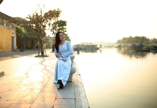 Ngày mới ở Hội An bắt đầu một cách lặng lẽ và bình dị. Người ta có thể cảm nhận từng hơi thở của cuộc sống dịu dàng, bình yên nơi đây. Buổi sớm ở phố Hội, dường như nghe được cả tiếng lá rơi. Ảnh: Minh Châu Ngày mới ở Hội An bắt đầu một cách lặng lẽ và bình dị. Người ta có thể cảm nhận từng hơi thở của cuộc sống dịu dàng, bình yên nơi đây. Buổi sớm ở phố Hội, dường như nghe được cả tiếng lá rơi. Ảnh: Minh Châu