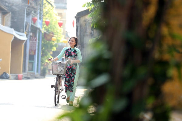 Chậm rãi bước trên từng con phố vắng lặng buổi sớm mai sẽ là một trải nghiệm thú vị mà bạn nên thử nếu đến phố Hội. Ảnh: Minh Châu Chậm rãi bước trên từng con phố vắng lặng buổi sớm mai sẽ là một trải nghiệm thú vị mà bạn nên thử nếu đến phố Hội. Ảnh: Minh Châu