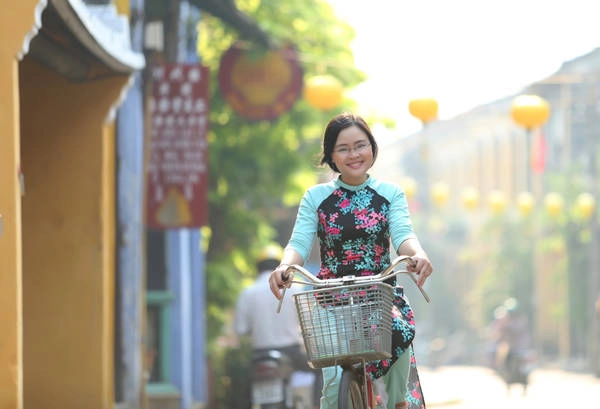 "Tôi yêu mến sự dễ chịu của người dân nơi đây khi tôi mượn họ chiếc xe đạp để dạo quanh, họ không hề từ chối. Tôi yêu mến không khí sớm mai ở dọc con sông Hoài êm ả. Và khi chuẩn bị lên máy bay rời xa Hội An, tôi nhủ thầm, chắc chắn tôi sẽ quay trở về nơi nhiều màu hoài niệm này, nhanh thôi" - cô giáo Nguyễn Ngọc chia sẻ. Ảnh: Minh Châu "Tôi yêu mến sự dễ chịu của người dân nơi đây khi tôi mượn họ chiếc xe đạp để dạo quanh, họ không hề từ chối. Tôi yêu mến không khí sớm mai ở dọc con sông Hoài êm ả. Và khi chuẩn bị lên máy bay rời xa Hội An, tôi nhủ thầm, chắc chắn tôi sẽ quay trở về nơi nhiều màu hoài niệm này, nhanh thôi" - cô giáo Nguyễn Ngọc chia sẻ. Ảnh: Minh Châu